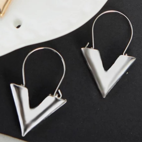 Metal Wind Letter V Shape Stud Earring - Picture 3 of 6